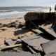 La erosión no solo “devora” la playa. También amenaza las construcciones costeras. Foto: huracán Matthew. AP Images